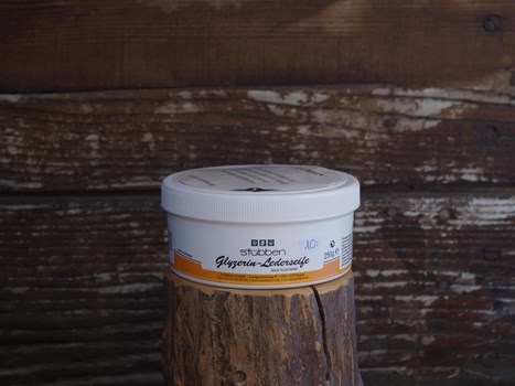 Savon pour selle à la glycérine - Art. Stüb01 Entretenir et nettoyer le matériel d'équitation et articles en cuir épais. 250gr 10.-