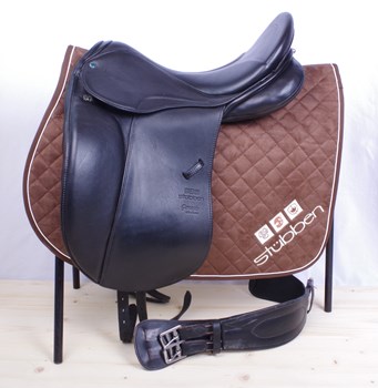 Selle Stübben Genesise de Luxe 17.5''/ 31cm  - Coloris noir / 17.5’’ 32cm à la sortie d’usine En 2018, modification en de l’ouverture de l’arçon en 31cm N°D442632 / Année 2008 Assise en Biomex pour le confort du dos du cavalier Selle à l’achat 3’900.- Selle de 3ème main, prix occasion : 1'200.- à discuter. Selle vendue avec sangle et étrivière  Très bon état, adaptation possible des coussins en laine.
