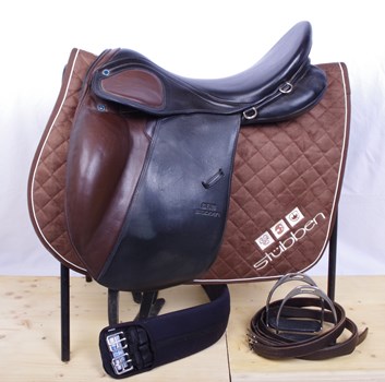 Selle Stübben Tristan D 17.5’’ / 31cm - Coloris noir et brun, anneau de portage sacoche de randonnée N°Q238631  Selle à l’achat 2'500.- / Etrivière : neuf 52.- / Sangle : neuve 48.- Année 2012, 1ère main  Prix occasion : 1'500.- à discuter Très bon état et adaptation possible des coussins en laine