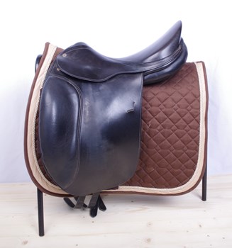 Selle Müller dressage SDM  17.5’’ 29cm - Coloris noir  N° 990308 / Année mars 2008 Selle prix d’achat 3’400.- Prix occasion : 1'000.- à discuter. Très bon état et adaptation possible des coussins en laine.